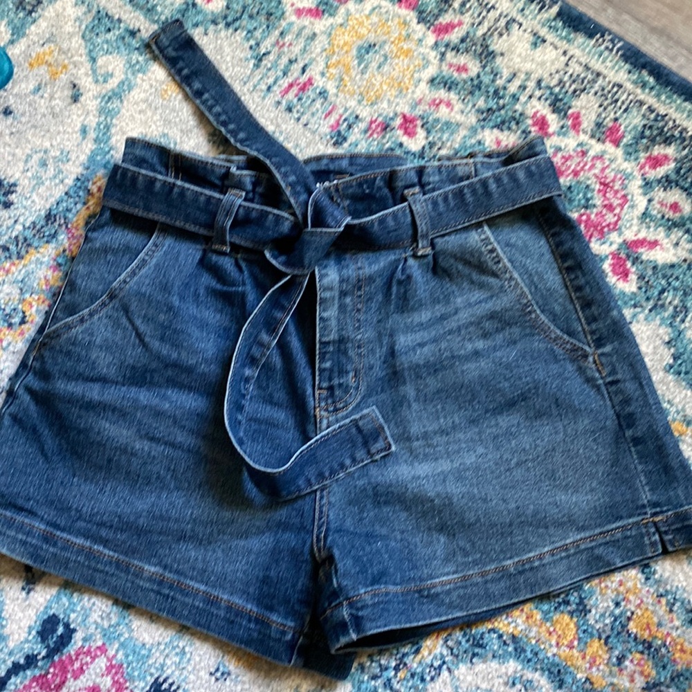 No Boundaries knot belt shorts